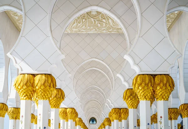 Uma Colunata Grande Mesquita Sheikh Zayed Abu Dhabi Emirados Árabes — Fotografia de Stock
