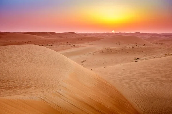 Zon Stijgt Boven Duinen Van Dubai Desert Conservation Reserve Uae — Stockfoto