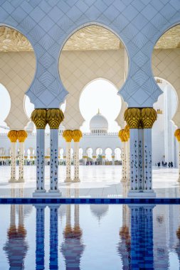 Colonnades ve Sheikh Zayed Ulu Camii Abu Dabi, Birleşik Arap Emirlikleri eflection havuzda