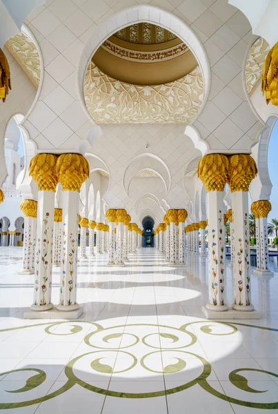 Colonnade Grande Mosquée Cheikh Zayed Abu Dhabi Eau — Photo