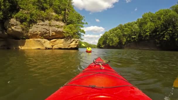 グレイソン湖でアクティブな旅行コンセプト カヤック — ストック動画