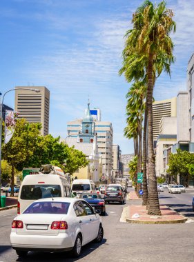 İşlek cadde trafiği şehir Cape Town, Güney Afrika.