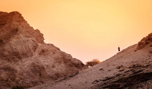 アラブ首長国連邦ラスアルハイマの Hajar 山脈で夕暮れ時のハイカーのシルエット — ストック写真