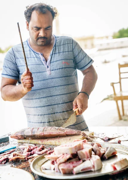 Dibba Fujairah Uae November 2016 Ein Örtlicher Fischer Reinigt Fische — Stockfoto