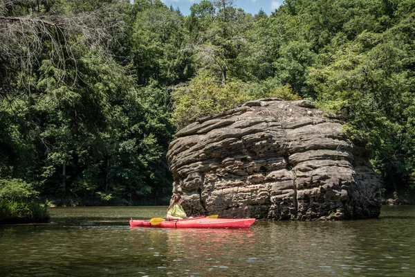 Kayaker Olhando Para Uma Formação Rocha Grayson Lake Kentuky — Fotografia de Stock