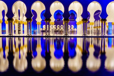 Sheikh Zayed Ulu Camii Abu Dabi, Birleşik Arap Emirlikleri colonnade ve yansıma havuzuna gece görünümü