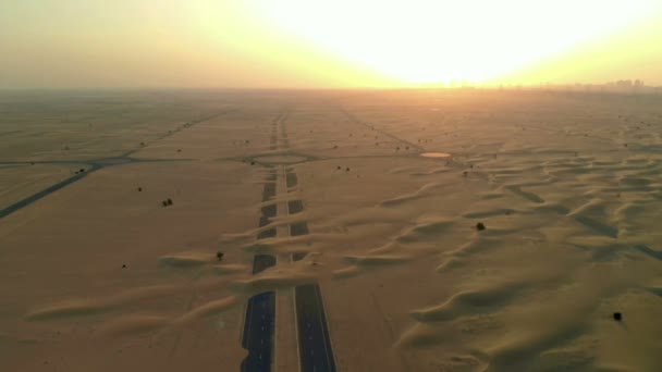 Sand Está Apoderando Camino Desértico Cerca Dubai Los Emiratos Árabes — Vídeos de Stock