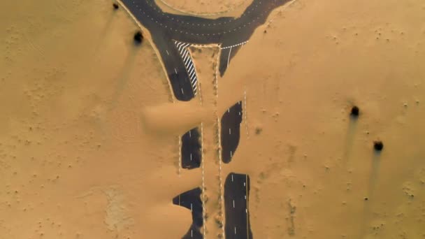 アラブ首長国連邦のドバイの近くの砂漠の道を引き継いでいます 航空写真ビュー — ストック動画