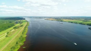Rusya Federasyonu Yaroslavl şehir yakınındaki Volga Nehri'nin havadan görünümü