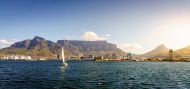 Cape Town Masa Dağı ve aslanlar kafa ile panoramik deniz görünümünde arka planı
