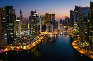 Güneş battıktan sonra UAE Dubai Marina manzaralı görünüm