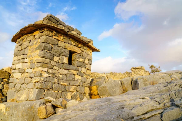 アラブ首長国連邦ラアス ハイマのハジャール山の放棄された村の石の避難所 — ストック写真