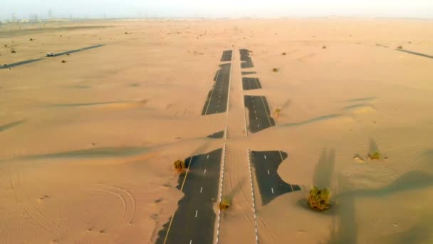 Песок Захватывает Пустынную Дорогу Недалеко Дубая Оаэ Вид Воздуха — стоковое видео