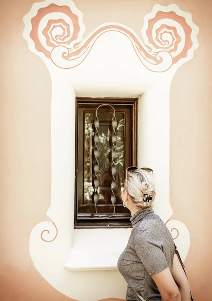 Mulher Olhando Para Janela Uma Casa Barcelona — Fotografia de Stock