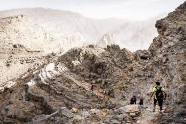 Ras Al Khaimah, Birleşik Arap Emirlikleri - 13 Ocak 2017: Grup yürüyüşçü Hajar Dağları Ras Al Khaimah, Birleşik Arap Emirlikleri'nda bir iz üzerinde