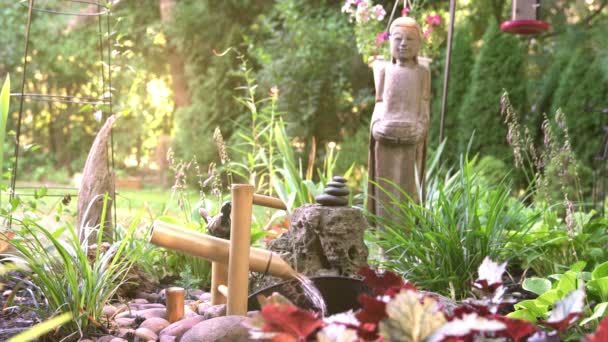 Krásná Orientální Okrasná Zahrada Buddha Socha Kašna — Stock video