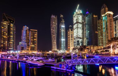 Geceleri UAE Dubai Marina manzaralı görünüm