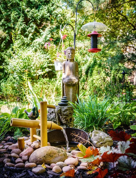 Wunderschöner Orientalischer Ziergarten Mit Buddha Statue Und Brunnen — Stockfoto