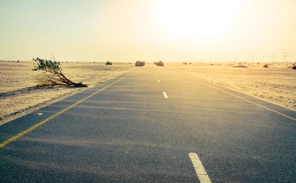 Sand Weht Über Eine Wüstenstraße Der Nähe Von Dubai Uae — Stockfoto