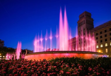 Çeşmeler gece görünümü Plaza de Catalunya Barcelona, İspanya