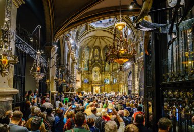 Montserrat, İspanya, 23 Nisan 2017: İnsanlar Montserrat Bazilikası L'Escolania koro performans için toplanmış bulunuyoruz