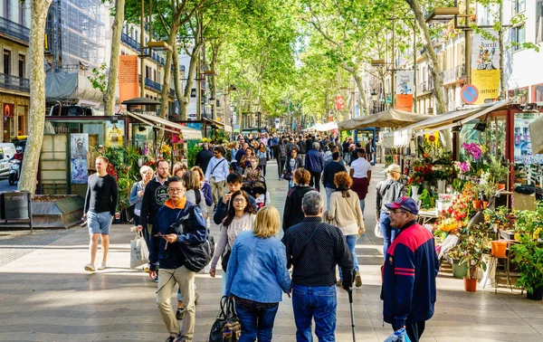 Barcelona España Abril 2017 Rambla Siempre Llena Gente Calle Peatonal —  Fotos de Stock