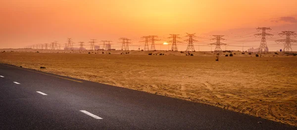 Scénický Výhled Západ Slunce Nad Elektrické Vedení Poušti Dubaj Spojené — Stock fotografie
