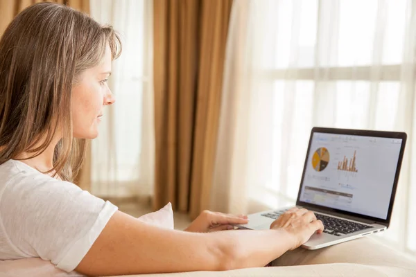 Maturo Donna Attraente Sta Lavorando Sul Computer Portatile Mentre Seduto — Foto Stock