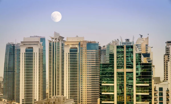 Pełnia Księżyca Rośnie Nad Scyscrapers Distict Jumeirah Lake Towers Dubaj — Zdjęcie stockowe