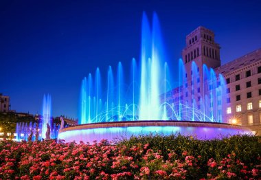 Çeşmeler gece görünümü Plaza de Catalunya Barcelona, İspanya