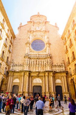 Montserrat, İspanya, 23 Nisan 2017: Montserrat Virgin veya siyah Madonna heykeli enshrining Montserrat Bazilikası, cephe
