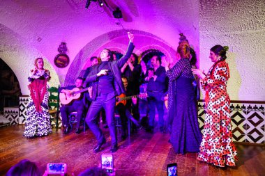 Barcelona, İspanya, 24 Nisan 2017: Geleneksel Flamenko performans bir kulüpte Barcelona, İspanya