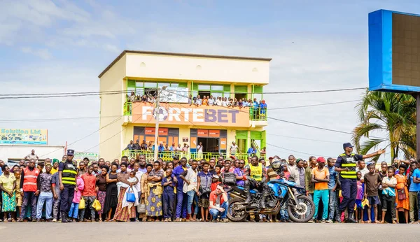 Muhanga Ruanda Febbraio 2019 Gente Riunisce Assistere Alla Gara Ciclistica — Foto Stock