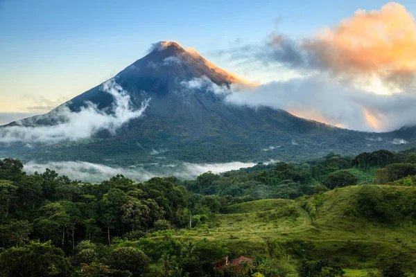 日出时哥斯达黎加中部的阿雷纳尔火山景观 — 图库照片