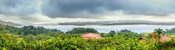 Вид Озеро Ареналь Центральной Части Коста Рики Впечатляющим Облачным Небом — стоковое фото
