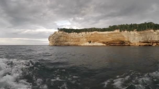 Indische Kopffelsen Formation Abgebildeten Seeufer — Stockvideo