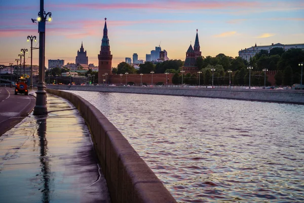 Río Moscú y Kremlin después del atardecer — Foto de Stock