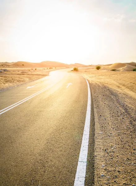 Camino del desierto en el Medio Oriente — Foto de Stock