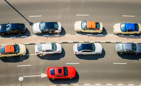 Autos auf der Straße in Dubai — Stockfoto