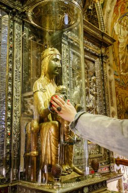 Bazilika'da Montserrat Bakiresi