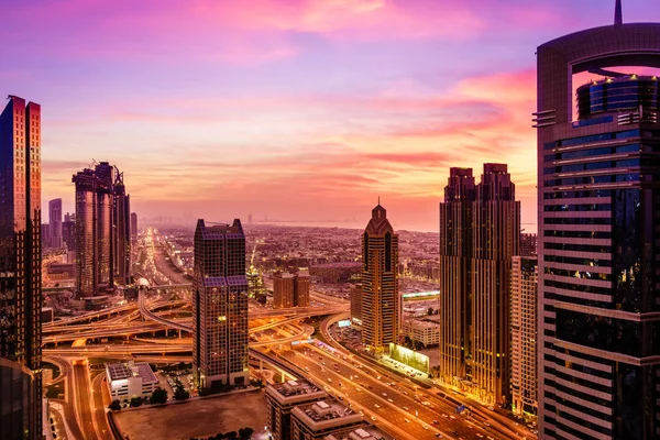 Sheikh Zayed Road em Dubai — Fotografia de Stock