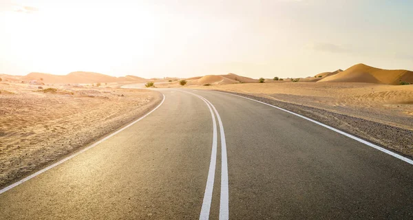 Camino del desierto en el Medio Oriente — Foto de Stock