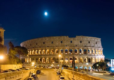 Roma'da Kolezyum üzerinde Ay