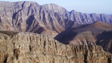Arka planda Hacer Dağları ile Jebel Jais zipline görünümü. Ras Al Khaimah, Birleşik Arap Emirlikleri