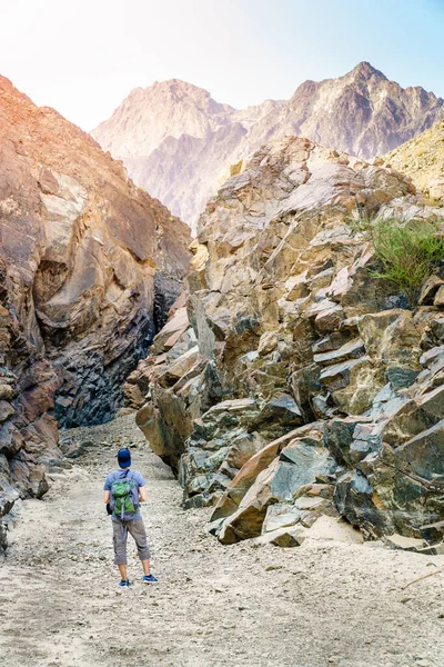 Pěší turistika v pohoří Hajar v UAE — Stock fotografie