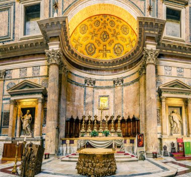 Roma 'daki Pantheon sunağı.