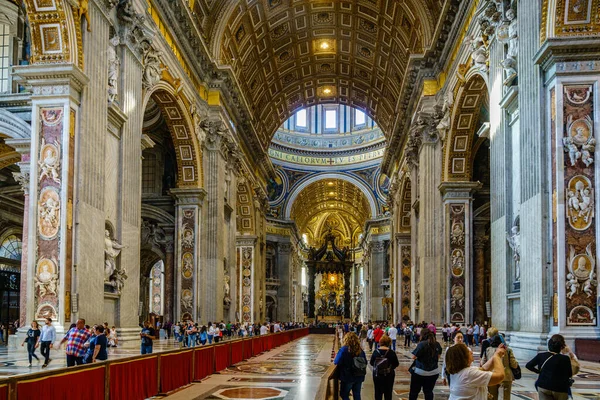 St Peter's Basilica interiör — Stockfoto