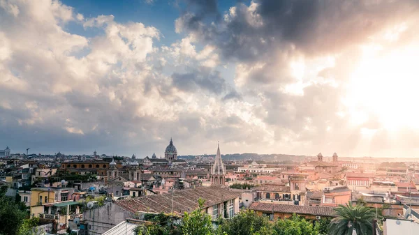 Roma 'nın çatıları dramatik gökyüzü altında — Stok fotoğraf