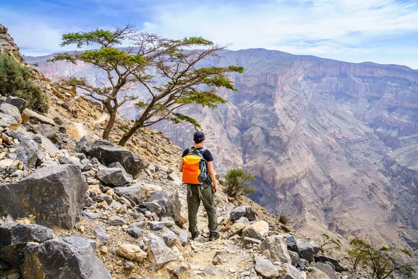 在阿曼Jebel Shams的巴尔的摩小径上远足 — 图库照片