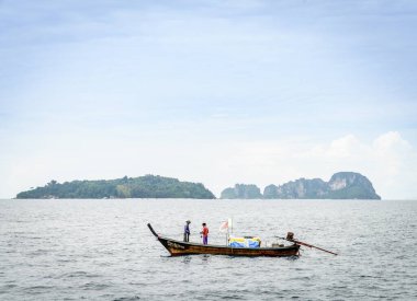 Krabi, Tayland, 9 Kasım 2017: Ufukta adaları olan Andaman Denizi 'nde uzun kuyruklu balıkçı teknesi